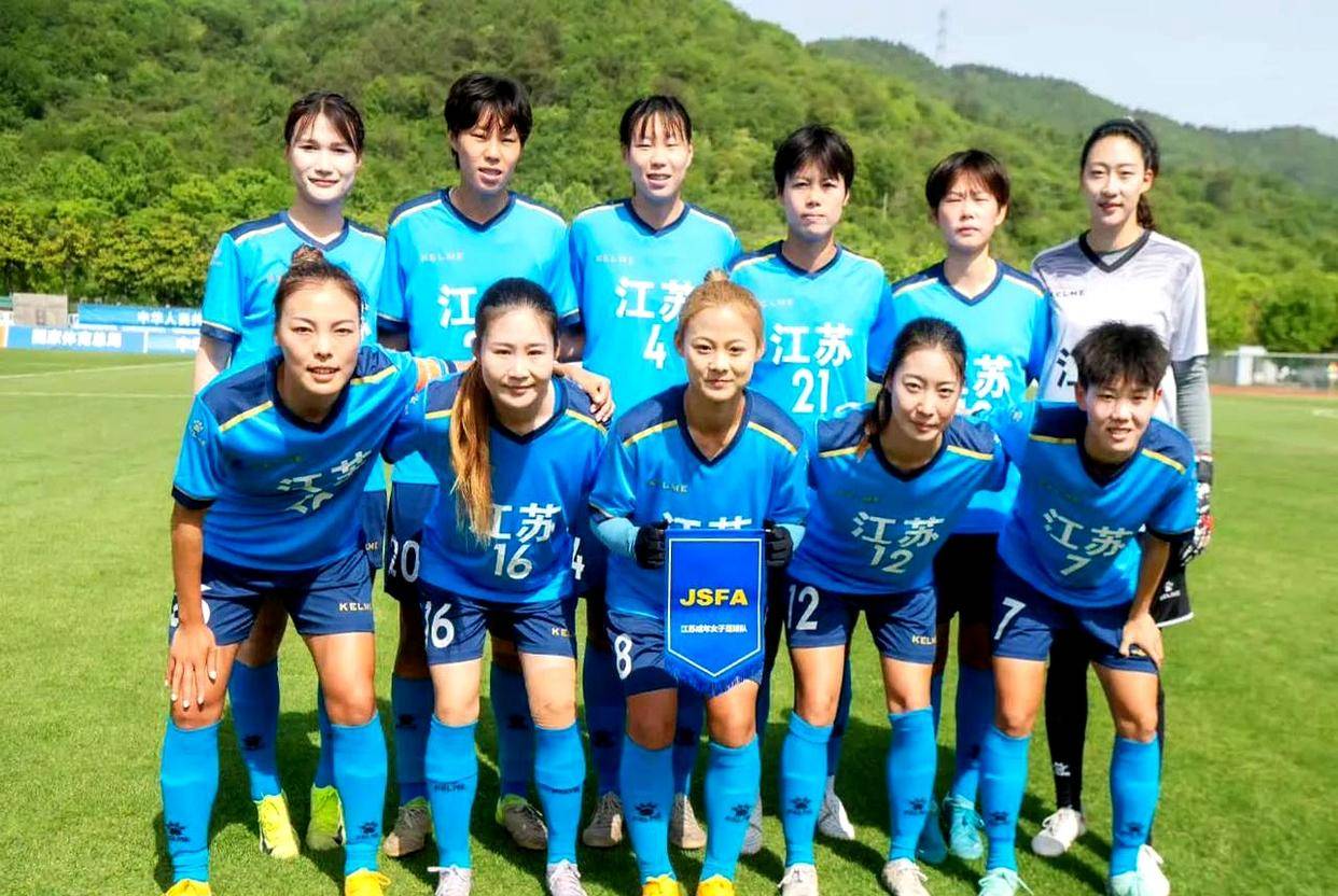 国际女子足球比赛激烈角逐，获得赞誉
